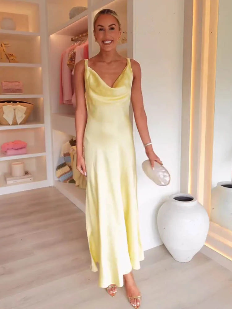 Vestido midi feminino, estilo férias, em cetim, costas abertas, decote V, alças de renda. Elegante e sexy, ideal para qualquer ocasião.